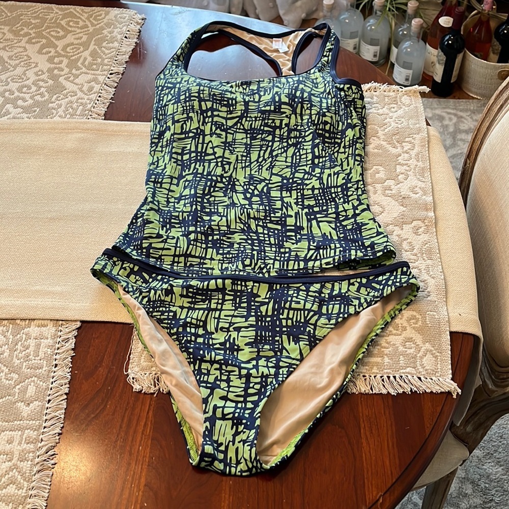 Victoria’s Secret Swimsuit Tankini. Top in Medium, Bottom in large In EUC